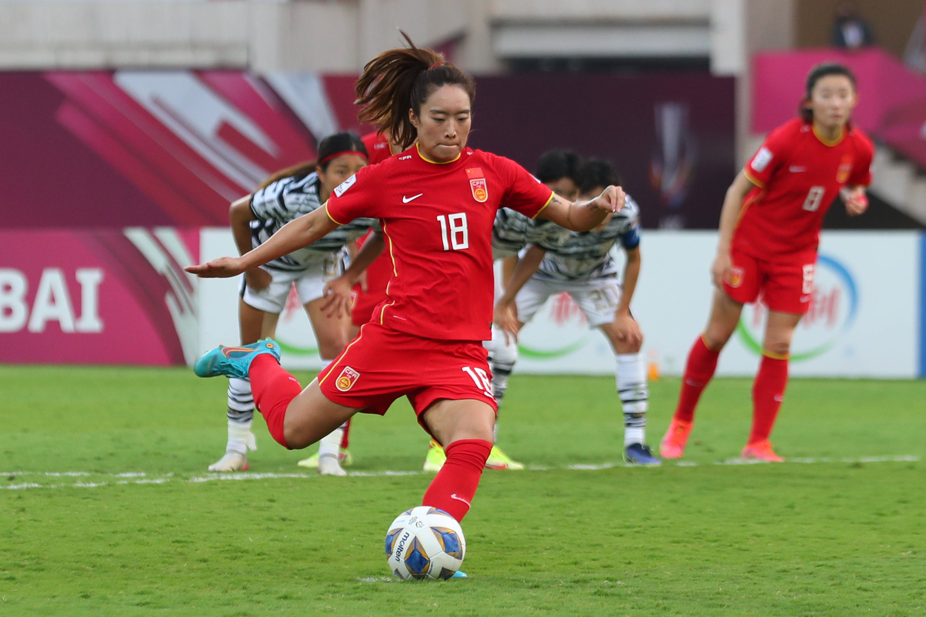 国际足球赛场上中国女足表现亮眼