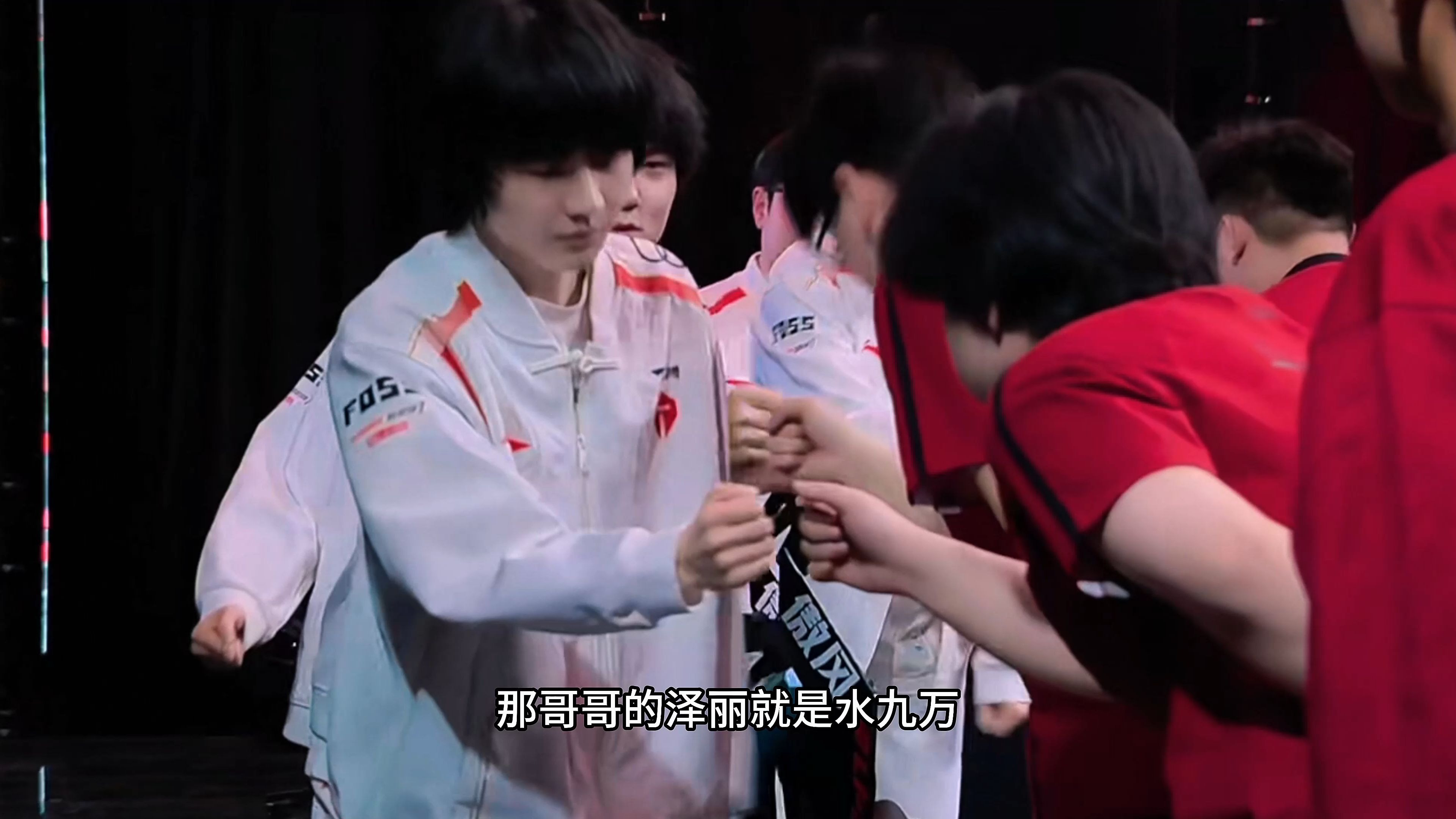 FPX横扫TES，ShowMaker成为全场焦点入围赛3:2（北京）