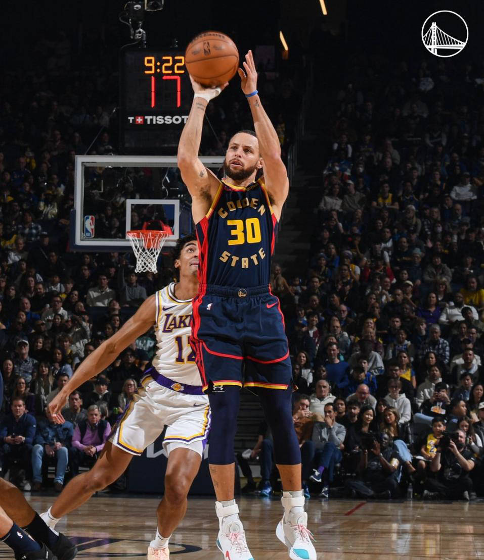 勇士遭遇连败，库里状态低迷，球队需调整战术