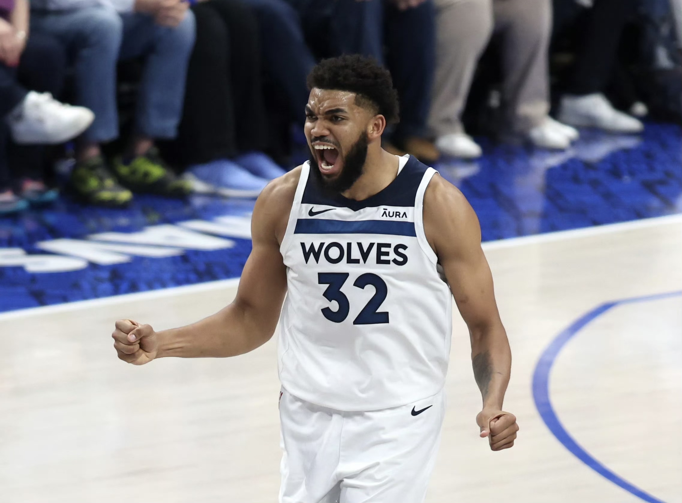 雄鹿负于独行侠，唐斯32分创新高