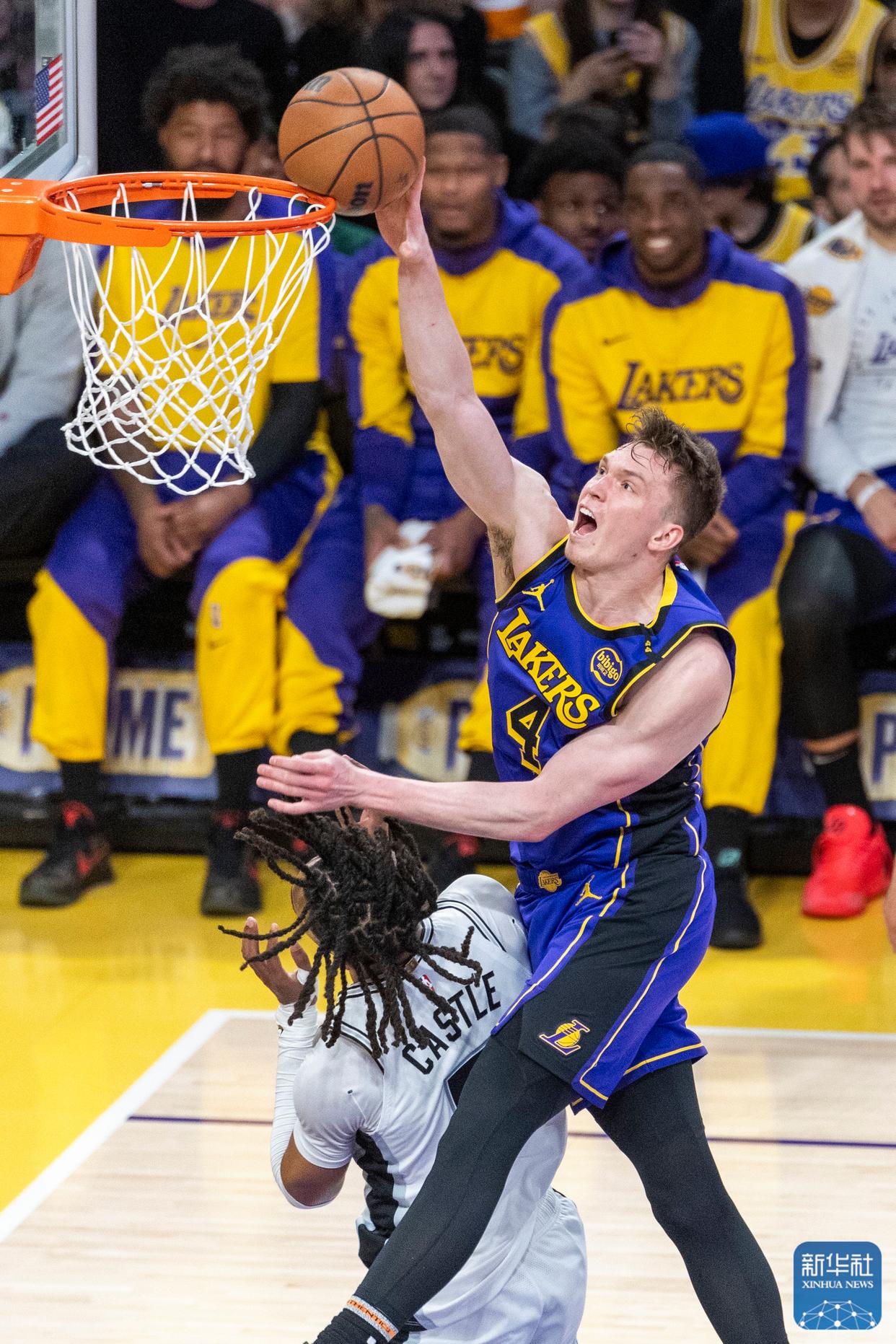 湖人逆转马刺，继续领先西部