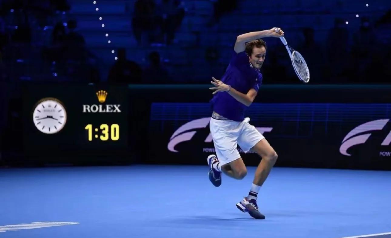 包含西班牙网球队横扫澳大利亚网球队，梅德韦杰夫统治全场的词条