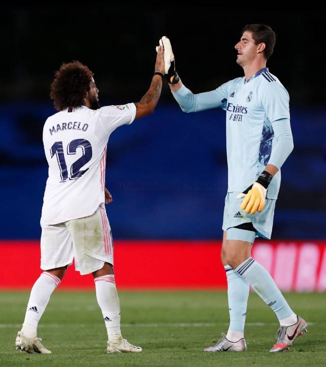 哥伦比亚横扫美国，库尔图瓦统治全场