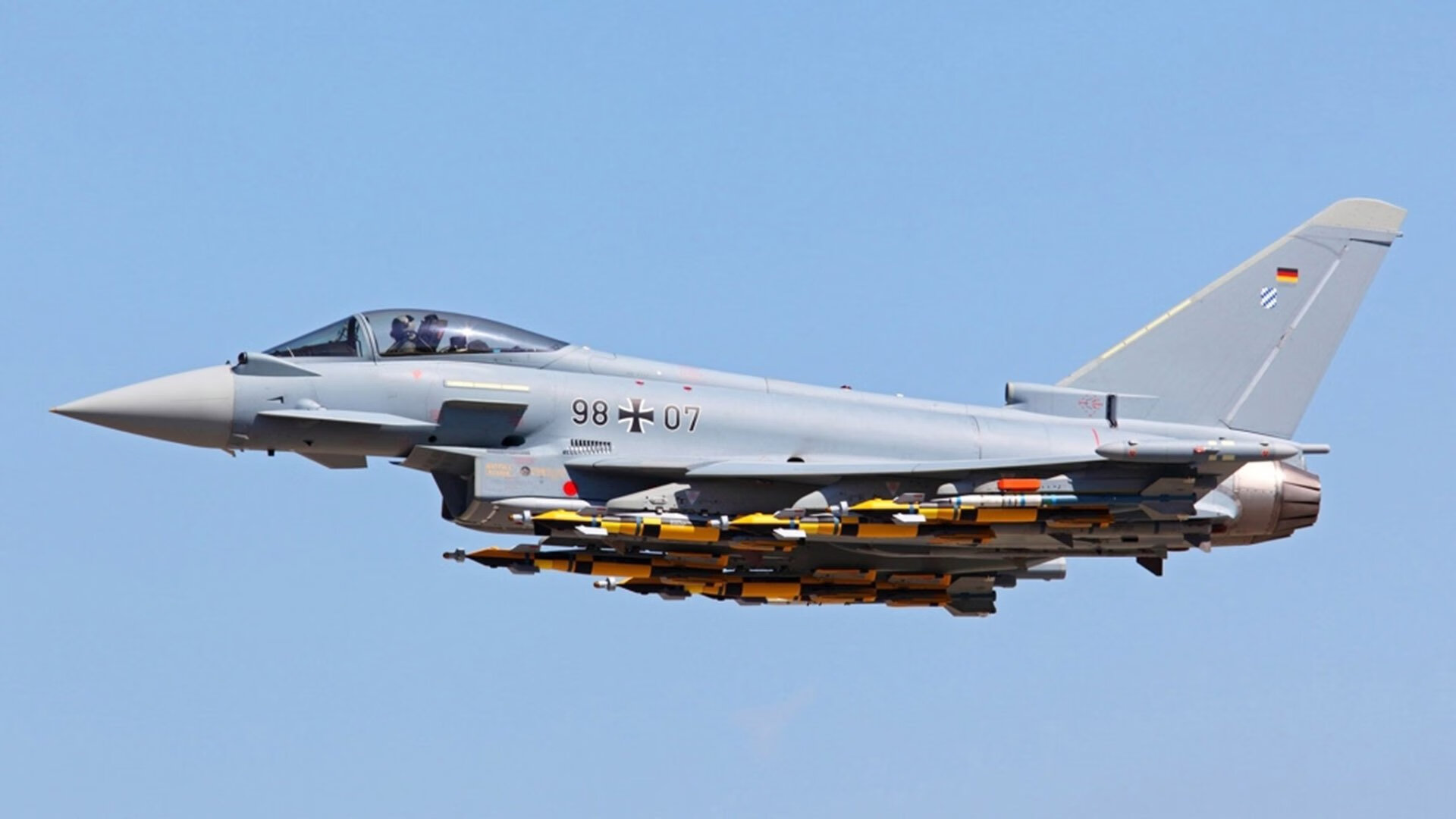 风驰电掣，F1新赛季揭幕战与太阳击溃上海队的双线战场